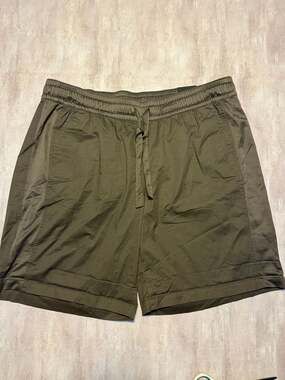 Lane Bryant Olive Green Grommet Pocket Bermuda Shorts Size 18/20